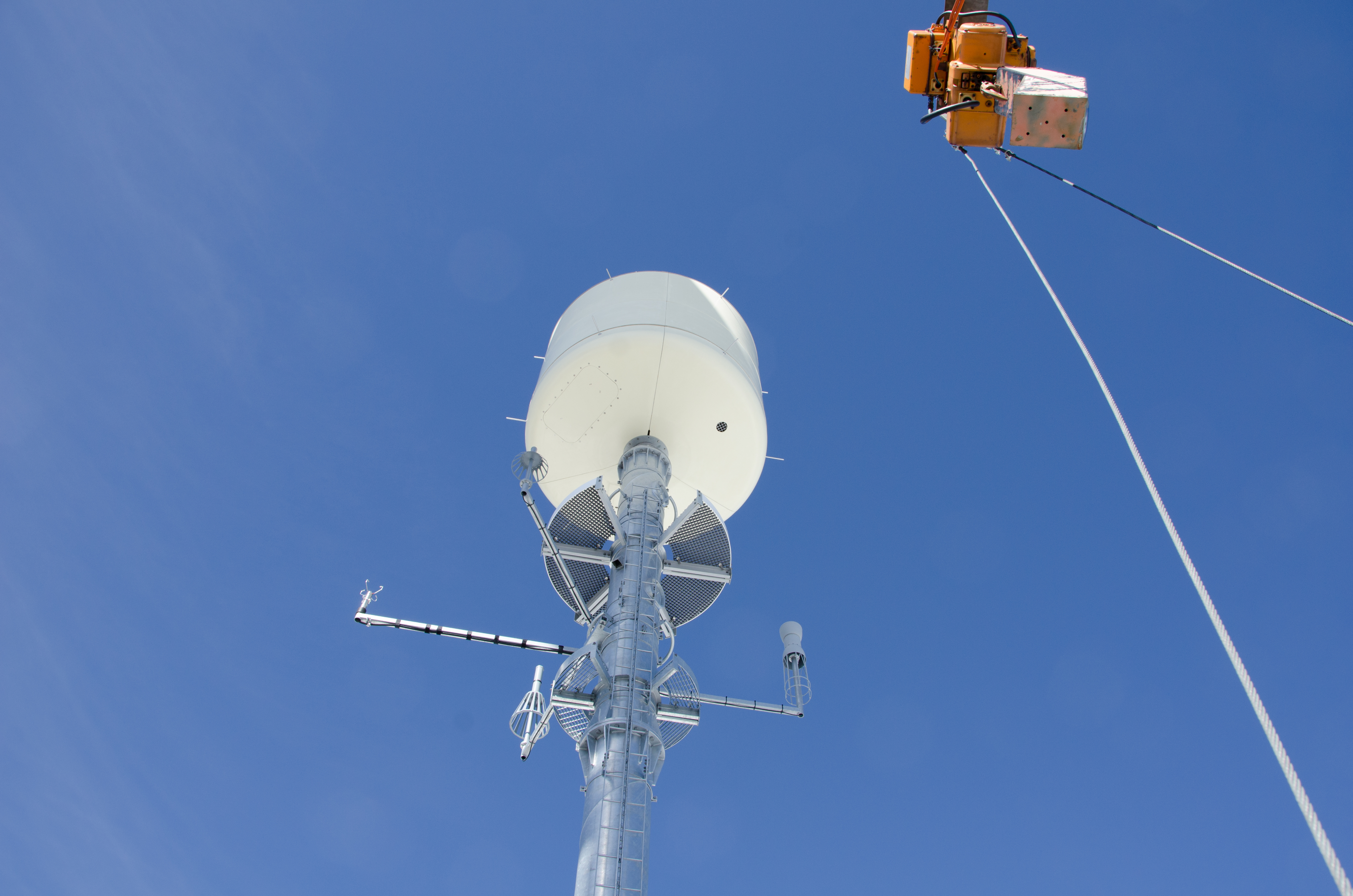 Die Antennenkuppel der Messstation auf dem Titlis, Juli 2017